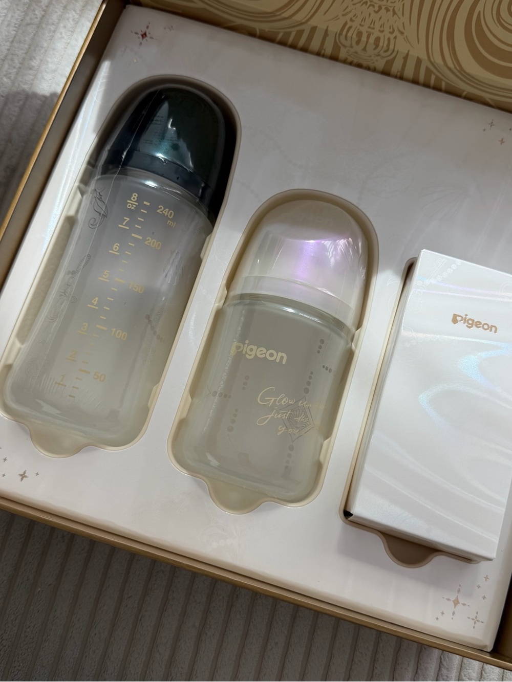 Pigeon Glass Bottle With Silicone Coating Pearl Gift Set  ( new in a box)